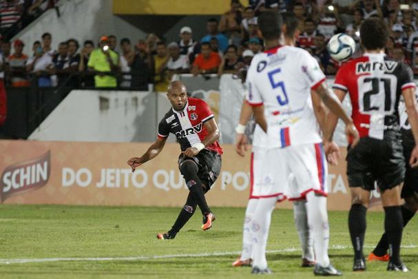 Com gol de Anderson Salles em cobrana de falta, o Santa Cruz garantiu a classificao s semifinais da Copa do Nordeste com uma vitria por 1 a 0 sobre o Itabaiana no Arruda
