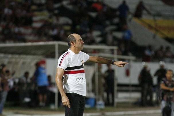 Com gol de Anderson Salles em cobrana de falta, o Santa Cruz garantiu a classificao s semifinais da Copa do Nordeste com uma vitria por 1 a 0 sobre o Itabaiana no Arruda