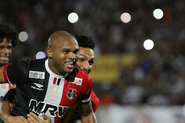 Com gol de Anderson Salles em cobrana de falta, o Santa Cruz garantiu a classificao s semifinais da Copa do Nordeste com uma vitria por 1 a 0 sobre o Itabaiana no Arruda