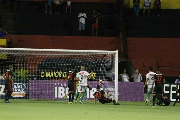 Na penltima rodada do hexagonal do ttulo no Pernambucano, Leo escalou a equipe sub-20 para a partida, enquanto o Salgueiro, j garantido como lder da fase, entrou em campo com o time principal. Joo Victor marcou o primeiro gol contra, para o Salgueiro. ndio e Fbio viraram o placar para o Leo, mas lvaro empatou o jogo novamente.