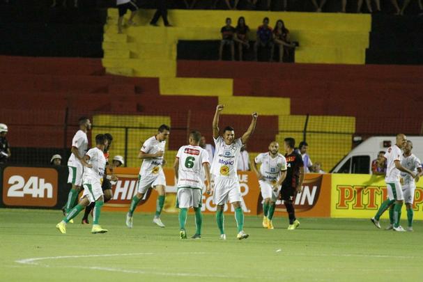 Na penltima rodada do hexagonal do ttulo no Pernambucano, Leo escalou a equipe sub-20 para a partida, enquanto o Salgueiro, j garantido como lder da fase, entrou em campo com o time principal. Joo Victor marcou o primeiro gol contra, para o Salgueiro. ndio e Fbio viraram o placar para o Leo, mas lvaro empatou o jogo novamente.