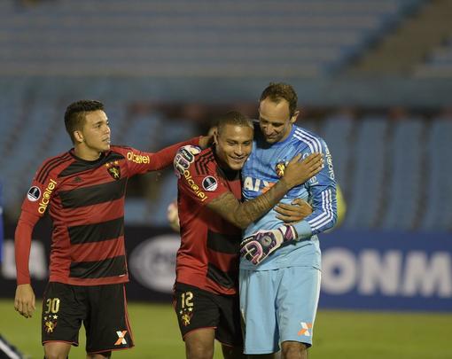 No jogo da volta, o Sport passou por um sufoco. O Danubio devolveu o placar de 3 a 0 e levou a deciso para os pnaltis. Nas cobranas, o goleiro Magro, em grande fase, brilhou e fez duas defesas. No fim, o placar nos pnaltis foi de 4 a 2 para os leoninos