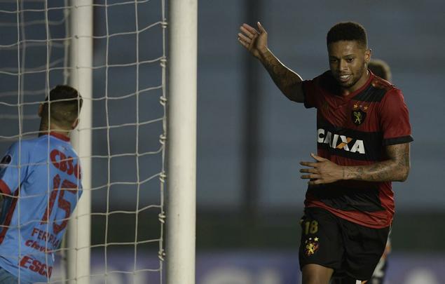 No jogo de volta, o Rubro-negro saiu derrotado por 2 a 1. At os 37 minutos do segundo tempo vinha perdendo por 2 a 0 e seria eliminado do torneio. A salvao veio de uma jogada construda por Diego Souza e finalizada por Andr. Desde 2009, quando jogou a Libertadores, o Sport no balanava as redes no exterior. O Arsenal de Sarand precisaria marcar mais duas vezes para passar. No aconteceu, e o Leo avanou s oitavas de final 