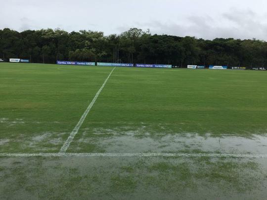 Pela terceira rodada do Brasileiro Feminino, a partida entre Grêmio e Vitória de Santo Antão, que aconteceria na Arena do Grêmio, foi transferida para o CT Presidente Hélio Dourado onde sofreu com problemas de drenagem no gramado