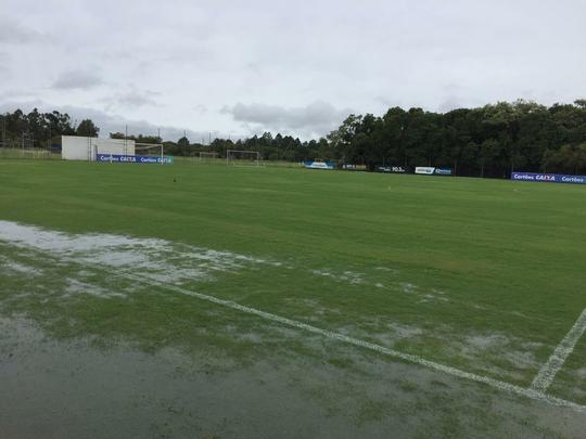 Pela terceira rodada do Brasileiro Feminino, a partida entre Grêmio e Vitória de Santo Antão, que aconteceria na Arena do Grêmio, foi transferida para o CT Presidente Hélio Dourado onde sofreu com problemas de drenagem no gramado