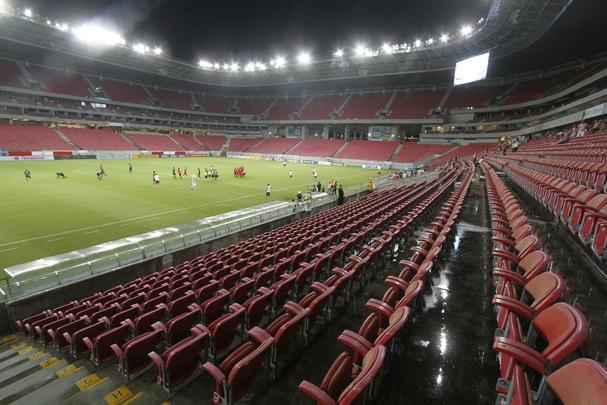 Em jogo tecnicamente fraco, Nutico e Central duelaram perante a uma Arena de Pernambuco s moscas pelo Campeonato Pernambucano