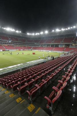 Em jogo tecnicamente fraco, Nutico e Central duelaram perante a uma Arena de Pernambuco s moscas pelo Campeonato Pernambucano