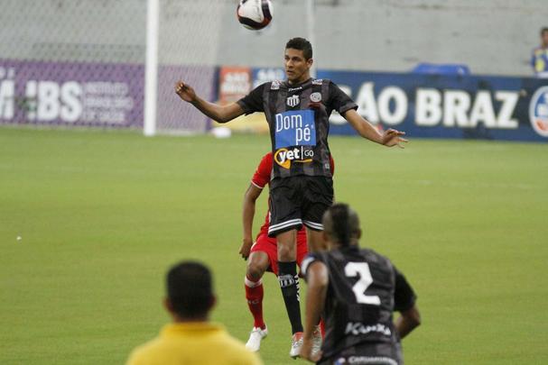 Em jogo tecnicamente fraco, Nutico e Central duelaram perante a uma Arena de Pernambuco s moscas pelo Campeonato Pernambucano