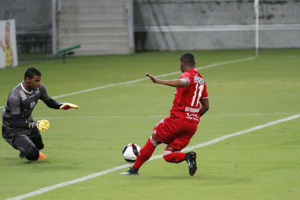 Em jogo tecnicamente fraco, Nutico e Central duelaram perante a uma Arena de Pernambuco s moscas pelo Campeonato Pernambucano