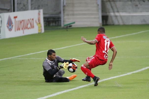 Em jogo tecnicamente fraco, Nutico e Central duelaram perante a uma Arena de Pernambuco s moscas pelo Campeonato Pernambucano