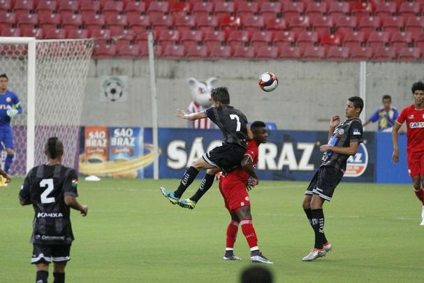Em jogo tecnicamente fraco, Nutico e Central duelaram perante a uma Arena de Pernambuco s moscas pelo Campeonato Pernambucano