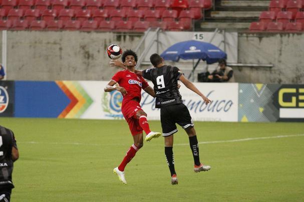 Em jogo tecnicamente fraco, Nutico e Central duelaram perante a uma Arena de Pernambuco s moscas pelo Campeonato Pernambucano
