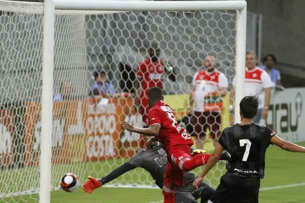 Em jogo tecnicamente fraco, Nutico e Central duelaram perante a uma Arena de Pernambuco s moscas pelo Campeonato Pernambucano
