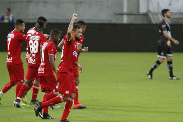 Em jogo tecnicamente fraco, Nutico e Central duelaram perante a uma Arena de Pernambuco s moscas pelo Campeonato Pernambucano