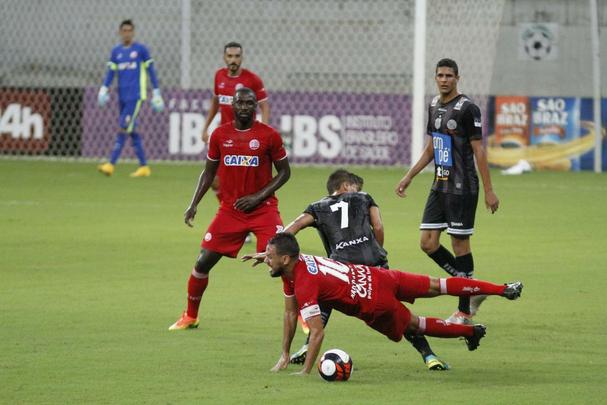 Em jogo tecnicamente fraco, Nutico e Central duelaram perante a uma Arena de Pernambuco s moscas pelo Campeonato Pernambucano