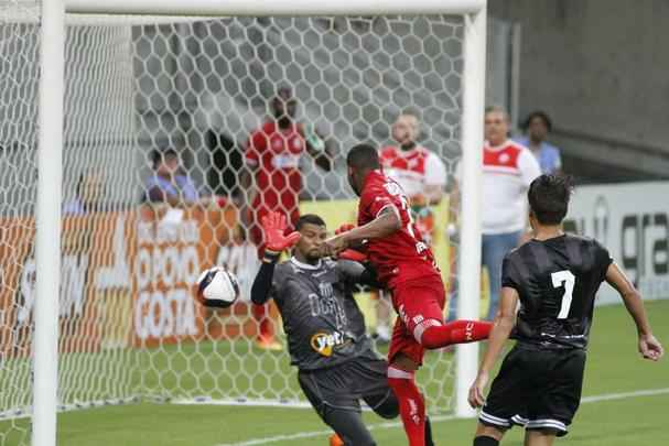 Em jogo tecnicamente fraco, Nutico e Central duelaram perante a uma Arena de Pernambuco s moscas pelo Campeonato Pernambucano