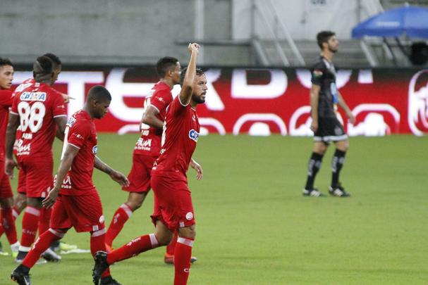 Em jogo tecnicamente fraco, Nutico e Central duelaram perante a uma Arena de Pernambuco s moscas pelo Campeonato Pernambucano