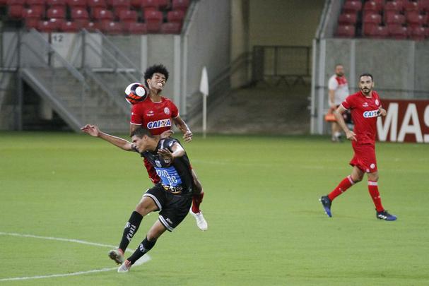 Em jogo tecnicamente fraco, Nutico e Central duelaram perante a uma Arena de Pernambuco s moscas pelo Campeonato Pernambucano