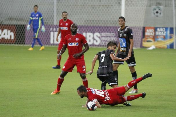 Em jogo tecnicamente fraco, Nutico e Central duelaram perante a uma Arena de Pernambuco s moscas pelo Campeonato Pernambucano