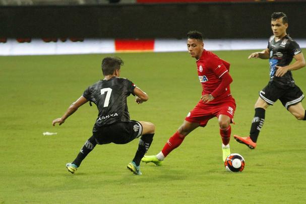 Em jogo tecnicamente fraco, Nutico e Central duelaram perante a uma Arena de Pernambuco s moscas pelo Campeonato Pernambucano