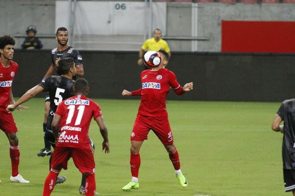 Em jogo tecnicamente fraco, Nutico e Central duelaram perante a uma Arena de Pernambuco s moscas pelo Campeonato Pernambucano