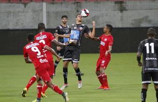 Em jogo tecnicamente fraco, Nutico e Central duelaram perante a uma Arena de Pernambuco s moscas pelo Campeonato Pernambucano