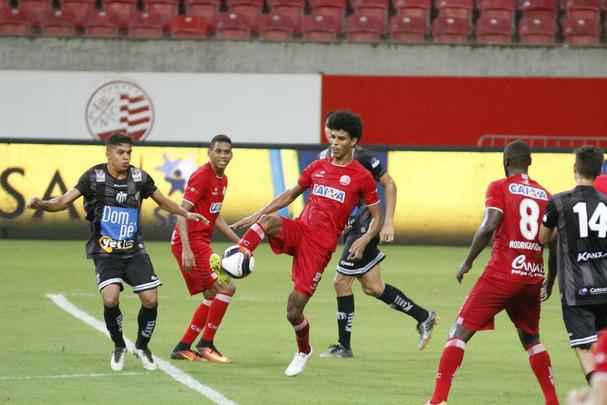 Em jogo tecnicamente fraco, Nutico e Central duelaram perante a uma Arena de Pernambuco s moscas pelo Campeonato Pernambucano