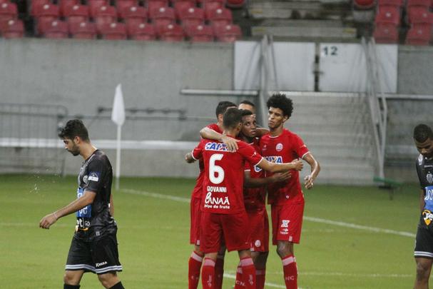 Em jogo tecnicamente fraco, Nutico e Central duelaram perante a uma Arena de Pernambuco s moscas pelo Campeonato Pernambucano