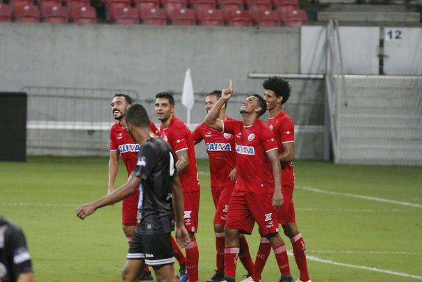 Em jogo tecnicamente fraco, Nutico e Central duelaram perante a uma Arena de Pernambuco s moscas pelo Campeonato Pernambucano