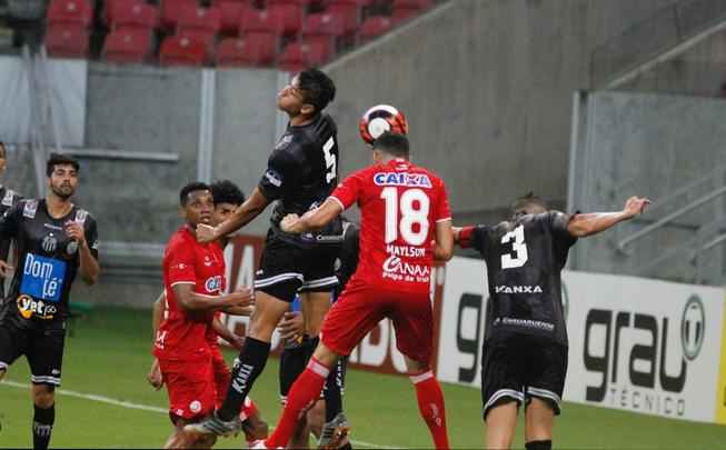 Em jogo tecnicamente fraco, Nutico e Central duelaram perante a uma Arena de Pernambuco s moscas pelo Campeonato Pernambucano