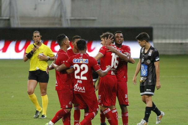 Em jogo tecnicamente fraco, Nutico e Central duelaram perante a uma Arena de Pernambuco s moscas pelo Campeonato Pernambucano