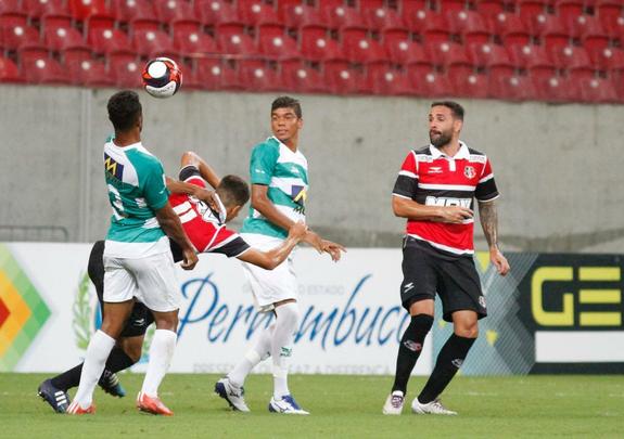 Em jogo sem grande presena de pblico, o j eliminado Belo Jardim recebeu o Santa Cruz na Arena de Pernambuco pela penltima rodada do Campeonato Pernambucano