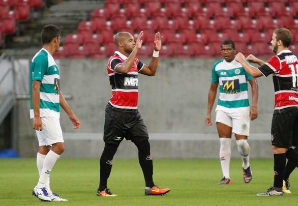Em jogo sem grande presena de pblico, o j eliminado Belo Jardim recebeu o Santa Cruz na Arena de Pernambuco pela penltima rodada do Campeonato Pernambucano