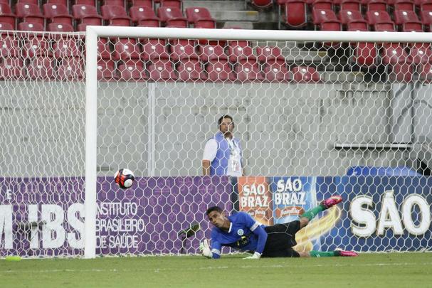 Em jogo sem grande presena de pblico, o j eliminado Belo Jardim recebeu o Santa Cruz na Arena de Pernambuco pela penltima rodada do Campeonato Pernambucano