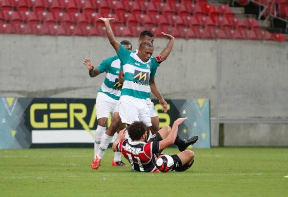Em jogo sem grande presena de pblico, o j eliminado Belo Jardim recebeu o Santa Cruz na Arena de Pernambuco pela penltima rodada do Campeonato Pernambucano