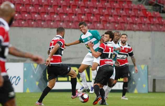 Em jogo sem grande presena de pblico, o j eliminado Belo Jardim recebeu o Santa Cruz na Arena de Pernambuco pela penltima rodada do Campeonato Pernambucano