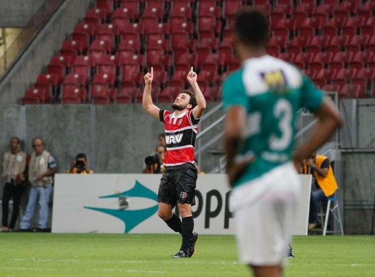 Em jogo sem grande presena de pblico, o j eliminado Belo Jardim recebeu o Santa Cruz na Arena de Pernambuco pela penltima rodada do Campeonato Pernambucano