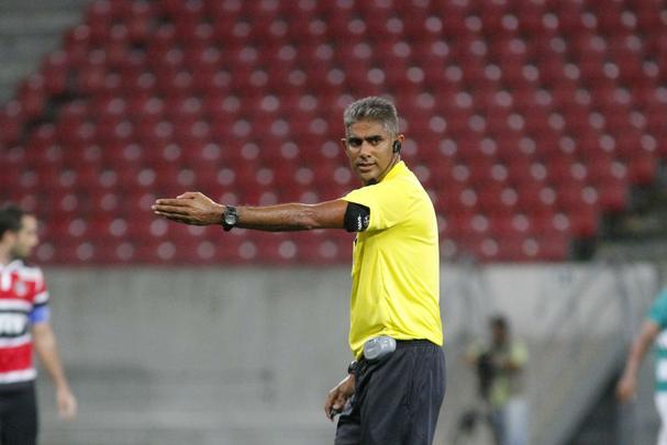 Em jogo sem grande presena de pblico, o j eliminado Belo Jardim recebeu o Santa Cruz na Arena de Pernambuco pela penltima rodada do Campeonato Pernambucano