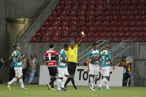 Em jogo sem grande presena de pblico, o j eliminado Belo Jardim recebeu o Santa Cruz na Arena de Pernambuco pela penltima rodada do Campeonato Pernambucano