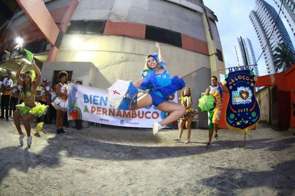 Recepcionados com muito frevo, jogadores do Danubio fizeram último aquecimento no gramado da Ilha, momentos antes da bola rolar.