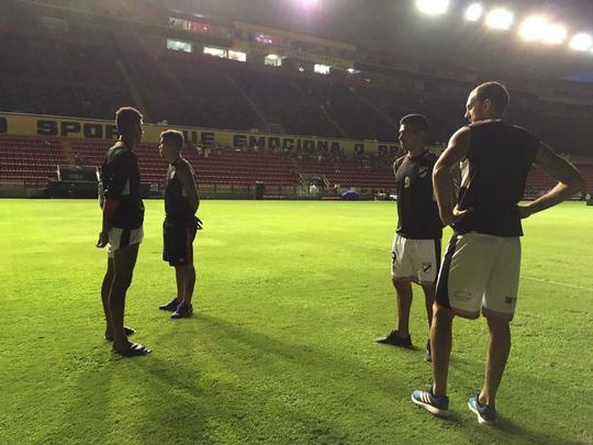 Recepcionados com muito frevo, jogadores do Danubio fizeram último aquecimento no gramado da Ilha, momentos antes da bola rolar.