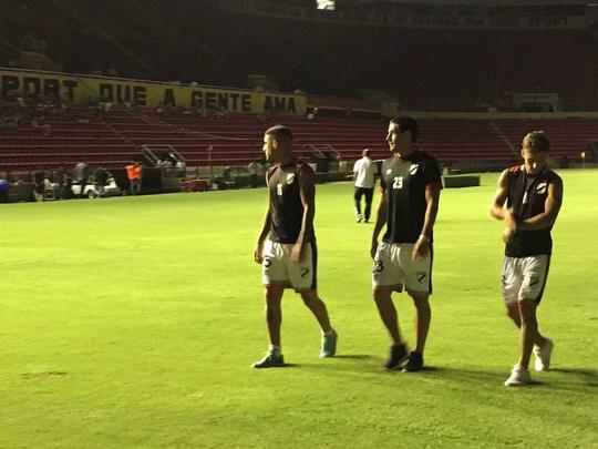Recepcionados com muito frevo, jogadores do Danubio fizeram último aquecimento no gramado da Ilha, momentos antes da bola rolar.