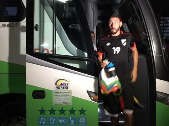 Recepcionados com muito frevo, jogadores do Danubio fizeram último aquecimento no gramado da Ilha, momentos antes da bola rolar.