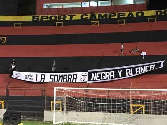 Recepcionados com muito frevo, jogadores do Danubio fizeram último aquecimento no gramado da Ilha, momentos antes da bola rolar.