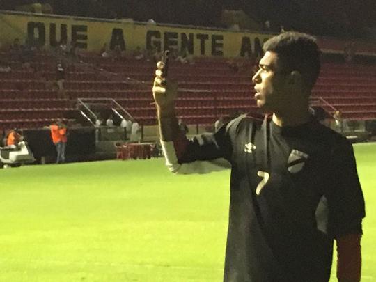Recepcionados com muito frevo, jogadores do Danubio fizeram último aquecimento no gramado da Ilha, momentos antes da bola rolar.