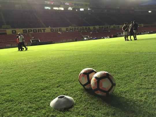Recepcionados com muito frevo, jogadores do Danubio fizeram último aquecimento no gramado da Ilha, momentos antes da bola rolar.