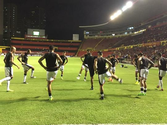 Recepcionados com muito frevo, jogadores do Danubio fizeram último aquecimento no gramado da Ilha, momentos antes da bola rolar.