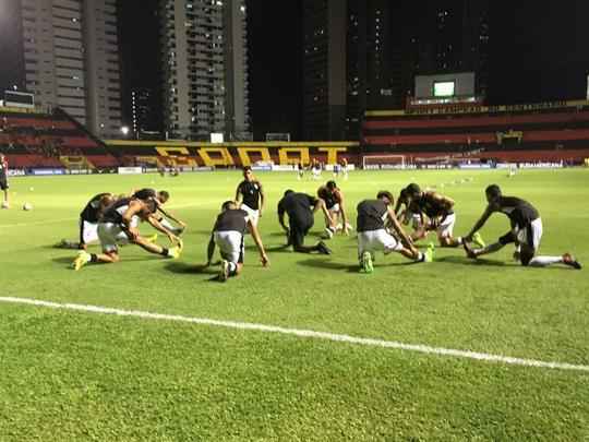 Recepcionados com muito frevo, jogadores do Danubio fizeram último aquecimento no gramado da Ilha, momentos antes da bola rolar.