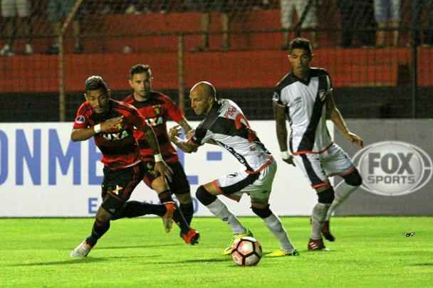 Após o apito inicial, Sport e Danubio fizeram os primeiros minutos de partida com um jogo pegado e equilibrado entre as duas equipes, mas sem muitas oportunidades ofensivas claras.