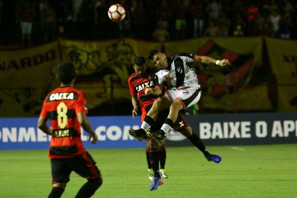 Após o apito inicial, Sport e Danubio fizeram os primeiros minutos de partida com um jogo pegado e equilibrado entre as duas equipes, mas sem muitas oportunidades ofensivas claras.